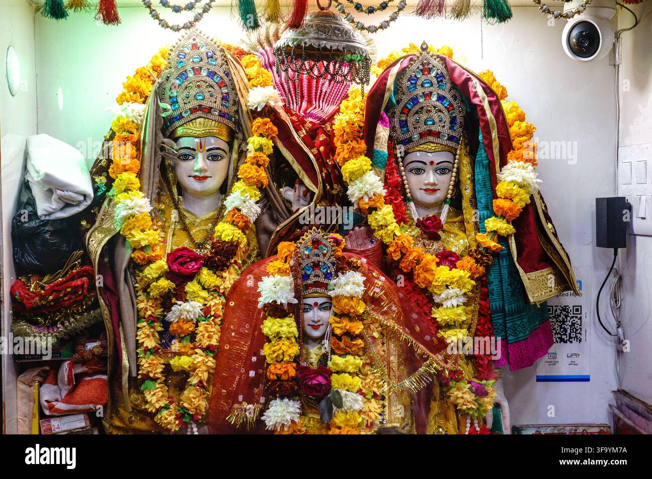 India. Uttarakhand. Haridwar. Idoli di divinità induiste in un piccolo tempio // India. Uttarakhand. Haridwar. Idoli di divinità induiste in un piccolo Foto Stock