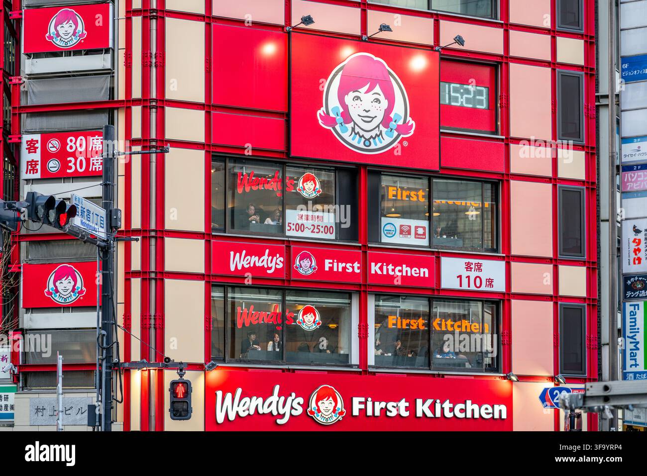 Tokyo Japan, 24 gennaio 2026: Facciata con logo di Wendy's First Kitchen che combina hamburger americani e marchio di ristorante giapponese a Tokyo Japan Foto Stock
