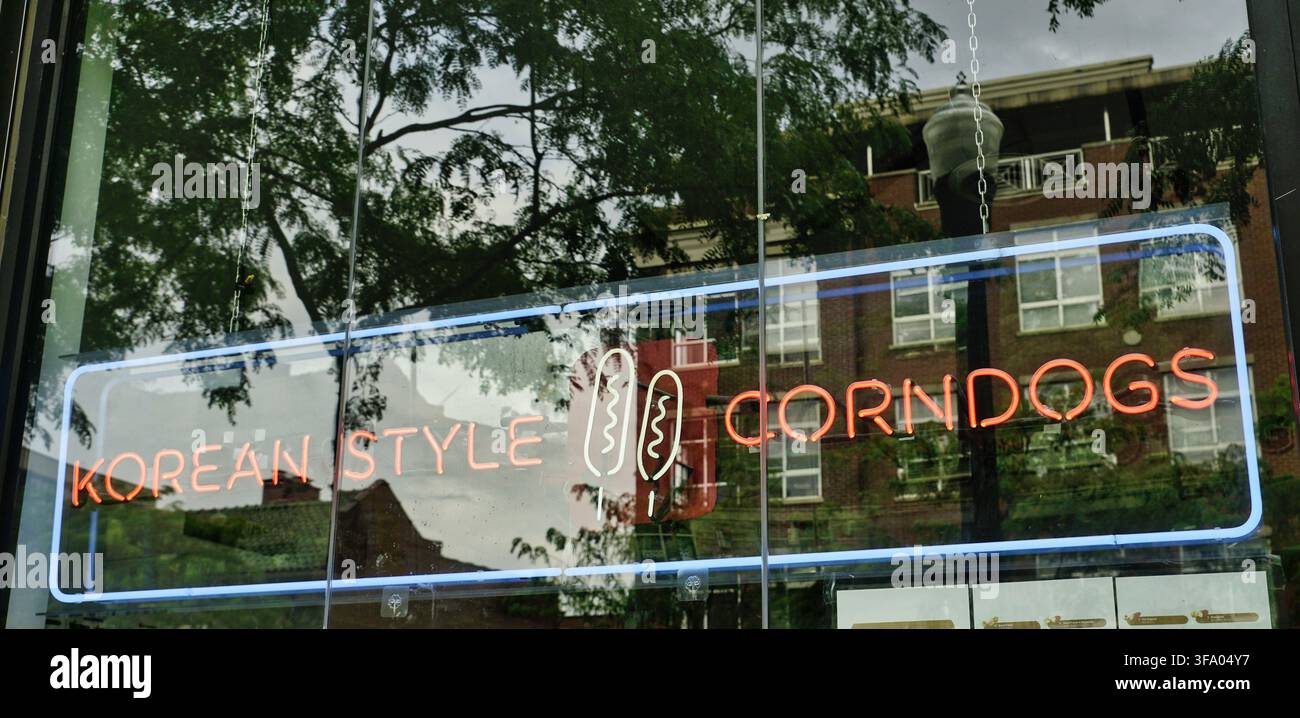 Hot dog in stile coreano, un cartello al neon per un cibo da strada popolare in una finestra. USA 2026 Foto Stock