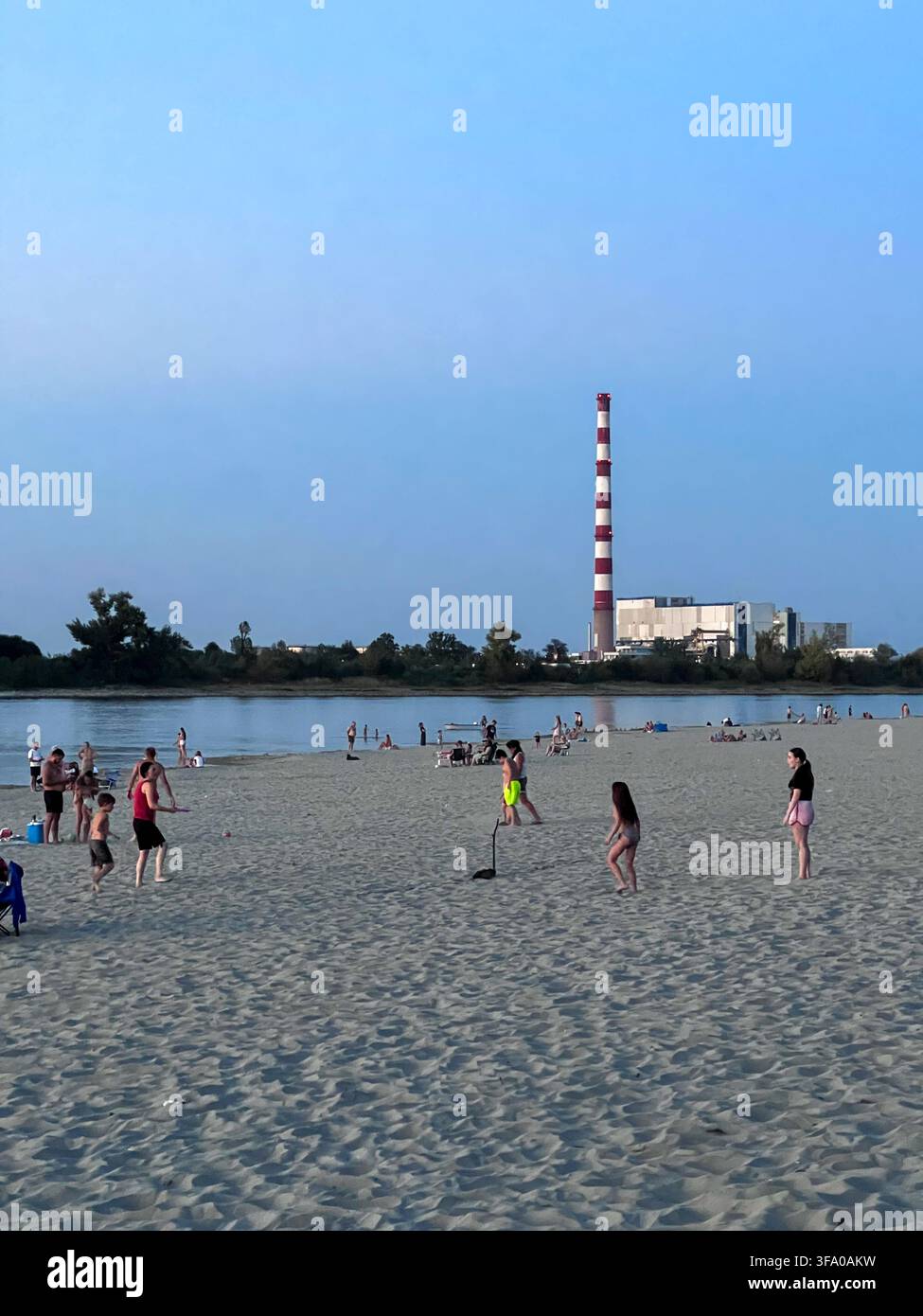 Spiaggia di Oficirac a Novi Sad il 1° agosto 2026, con un Danubio a livello record più basso che espone una vasta spiaggia sabbiosa e attira visitatori estivi. - Immagine stock catturata con smartphone