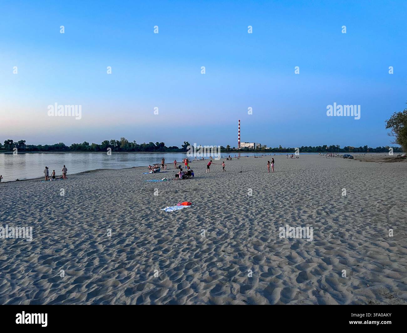 Spiaggia di Oficirac a Novi Sad durante il livello dell’acqua del Danubio record basso il 1° agosto 2026, che rivela una riva sabbiosa insolitamente ampia. - Immagine stock catturata con smartphone