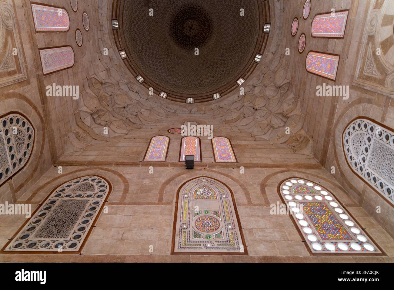 Vista della cupola di pietra intricata e delle vetrate colorate all'interno del complesso funerario storico di Amir Khayrbak a El-Darb El-Ahmar, Kairo Gove Foto Stock