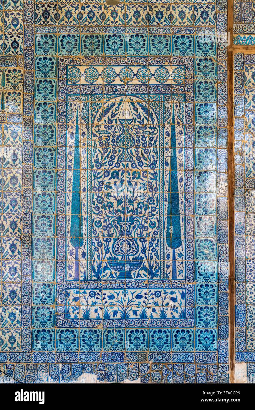 Vista delle intricate piastrelle blu di Iznik con motivi floreali e cipressi all'interno della storica moschea di Aqsunqur a El-Darb El-Ahmar, governatorato del Cairo Foto Stock