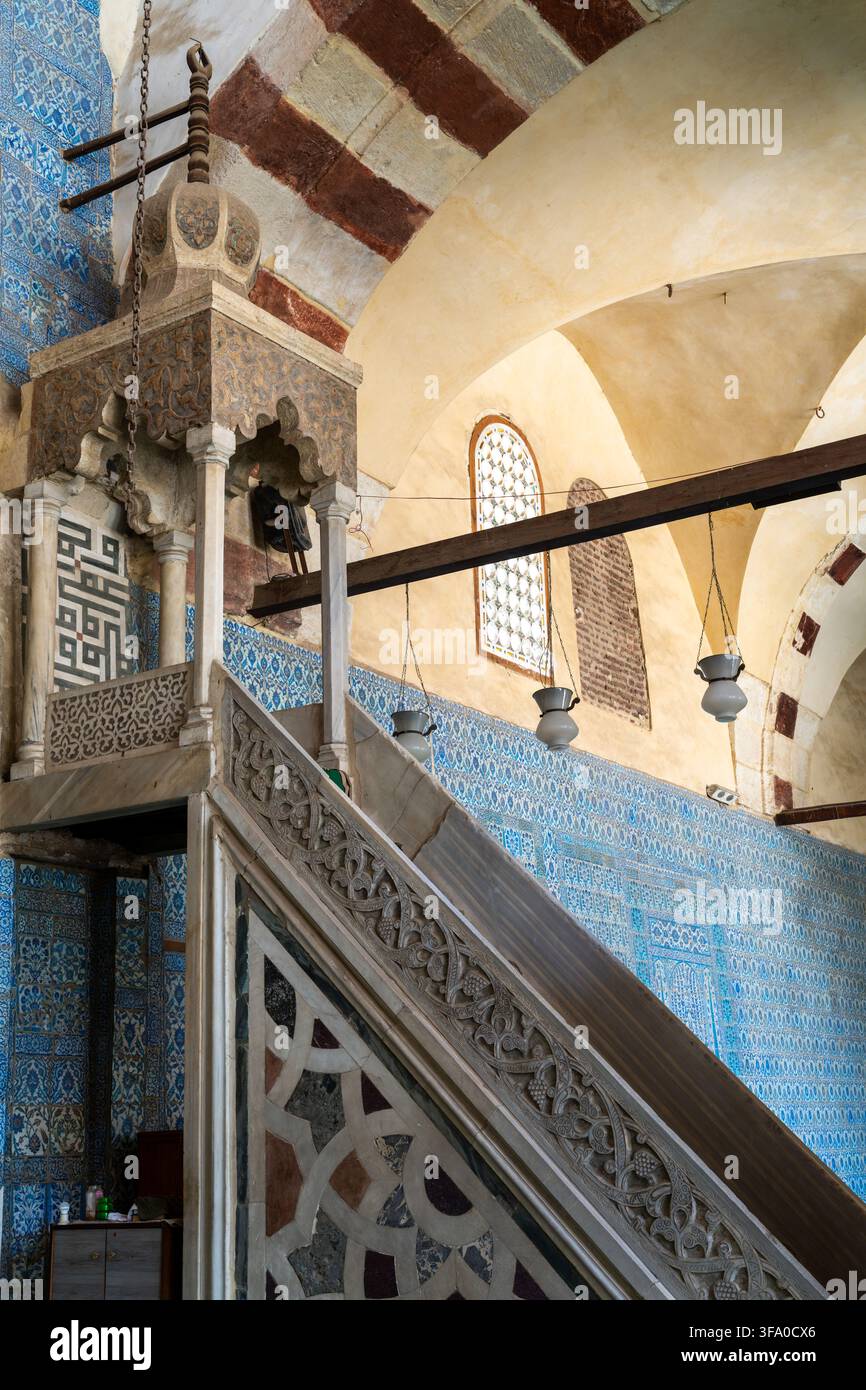 Vista del minareto intricato e delle piastrelle blu di Iznik all'interno della storica moschea di Aqsunqur a El-Darb El-Ahmar, governatorato del Cairo, Egitto. Foto Stock