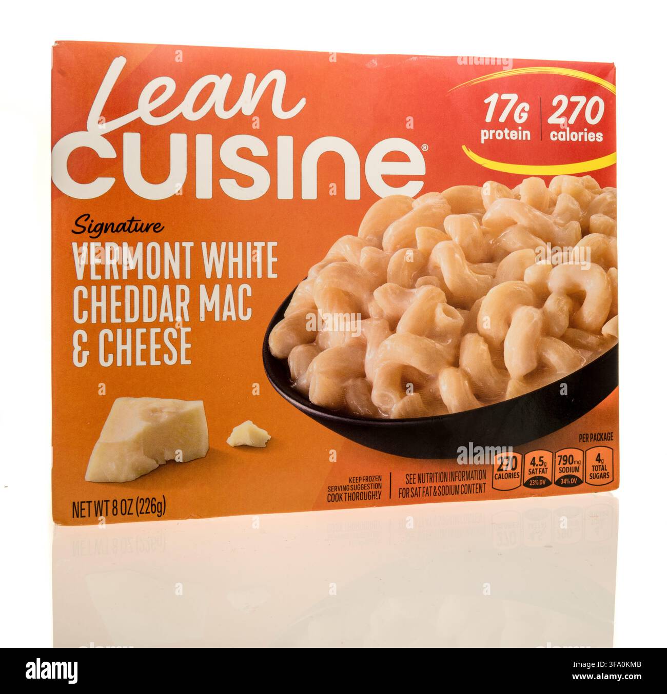Winneconne, WI - 21 luglio 2026: Una confezione di mac and cheese al cheddar bianco del Vermont di Lean Cuisine su uno sfondo isolato. Foto Stock