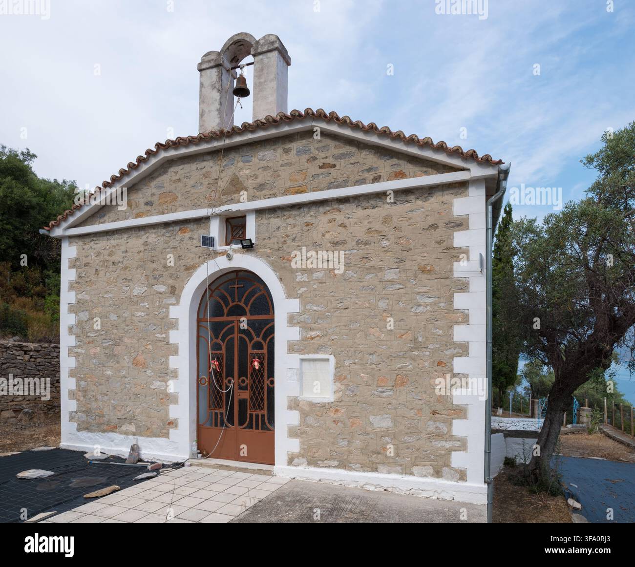 20 giugno 2025 - Pelio, Grecia - La vecchia chiesa del villaggio di Kottes, sud Pelio, Grecia Foto Stock