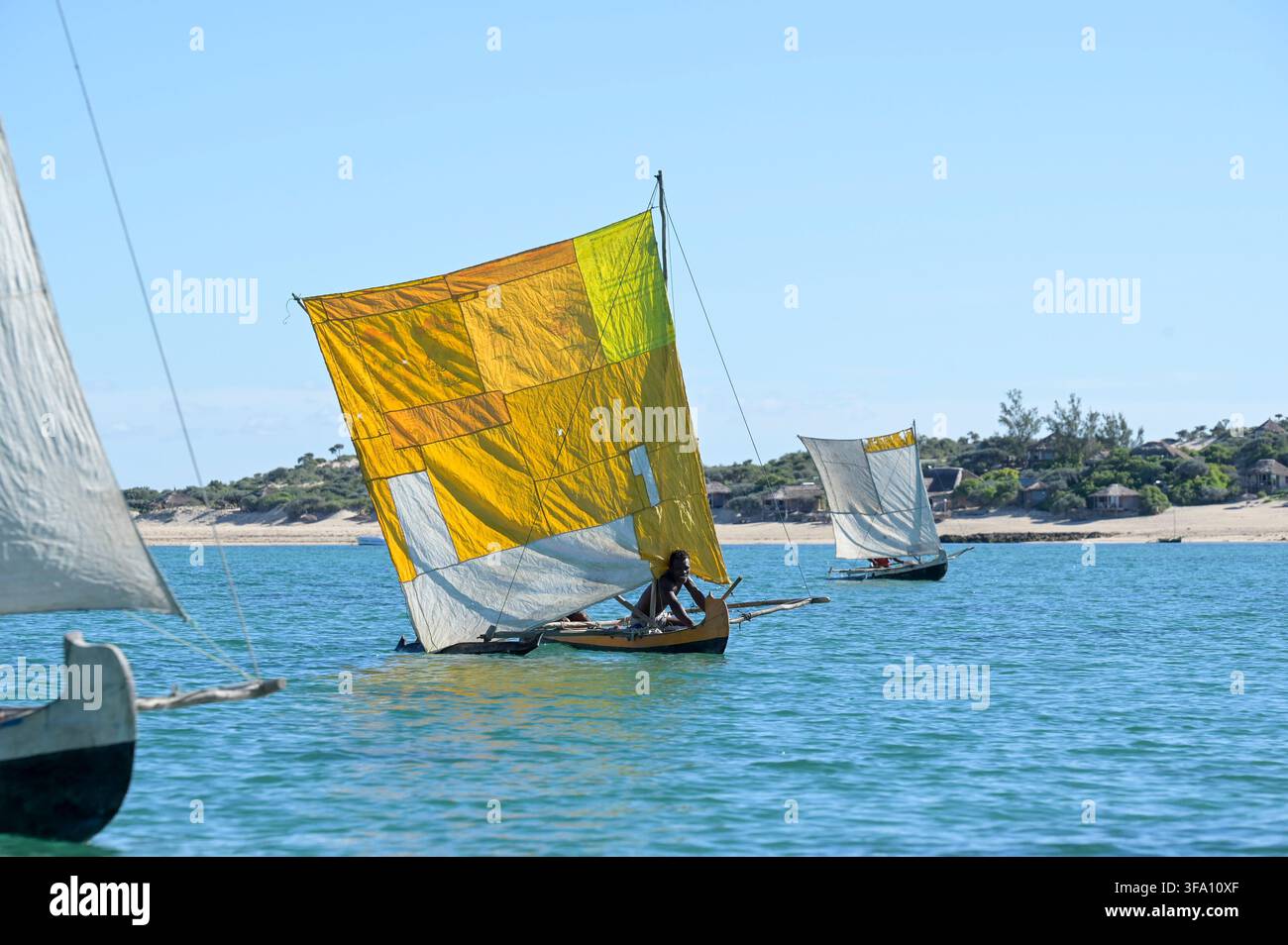 MADAGASCAR, costa sud-occidentale, Toliara, spiaggia di Anakao, barche a vela per il trasporto di merci / MADAGASCAR, costa sud-occidentale, Toliara, Tulear franc., spiaggia di Anakao, velieri da carico Foto Stock