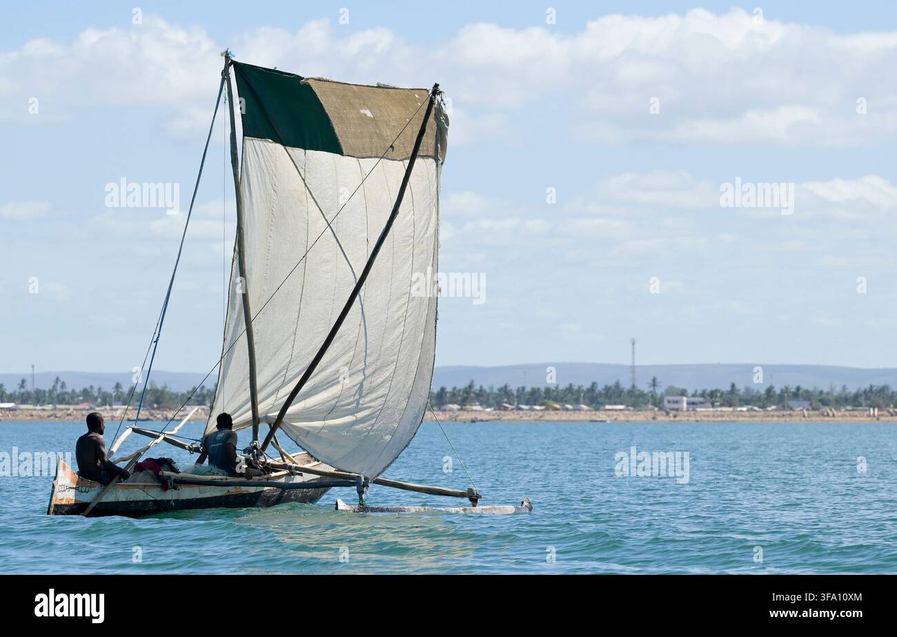 MADAGASCAR, costa sud-occidentale, Toliara, spiaggia di Anakao, barche a vela per il trasporto di merci / MADAGASCAR, costa sud-occidentale, Toliara, Tulear franc., spiaggia di Anakao, velieri da carico Foto Stock