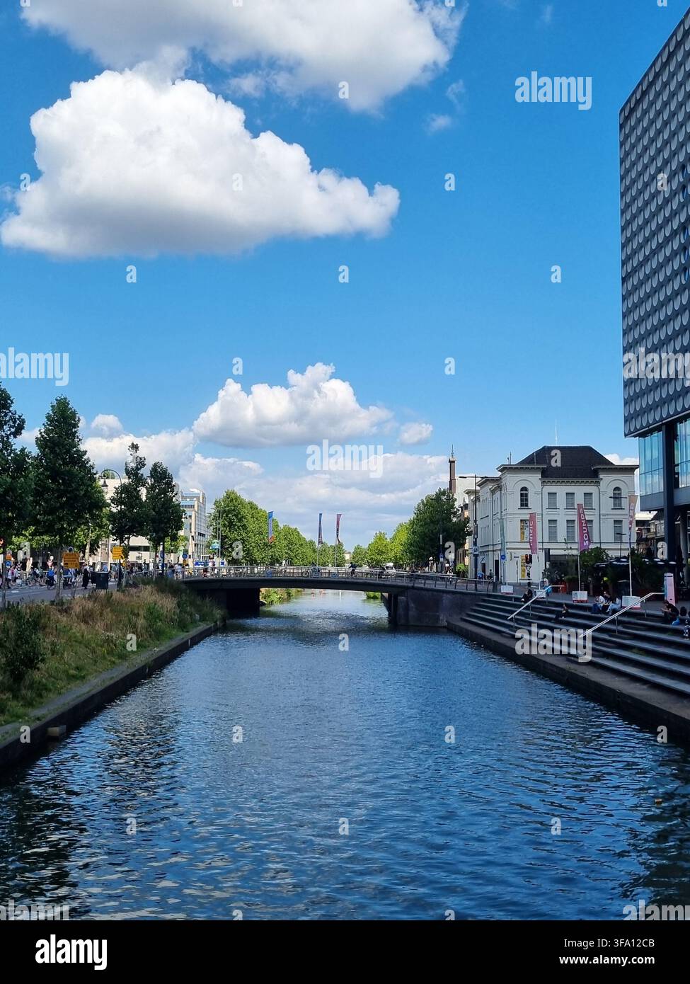 Vista pittoresca del canale restaurato Catharijnesingel con riflessi, ponte e scale moderne nel centro di Utrecht. Concetto di adattamento climatico Nethe - Immagine stock catturata con smartphone