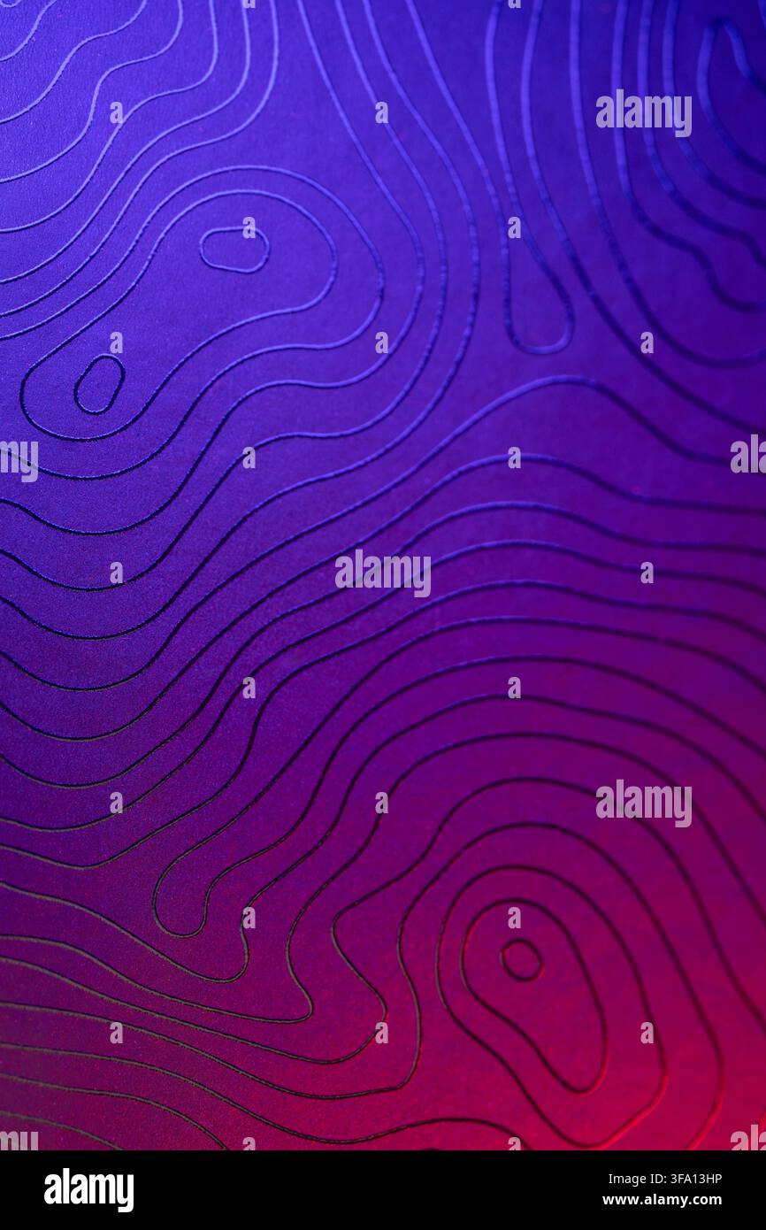 Sfondo astratto vibrante con linee di contorno topografiche fluenti su un gradiente testurizzato viola e magenta, creando un motivo moderno ispirato alle mappe Foto Stock