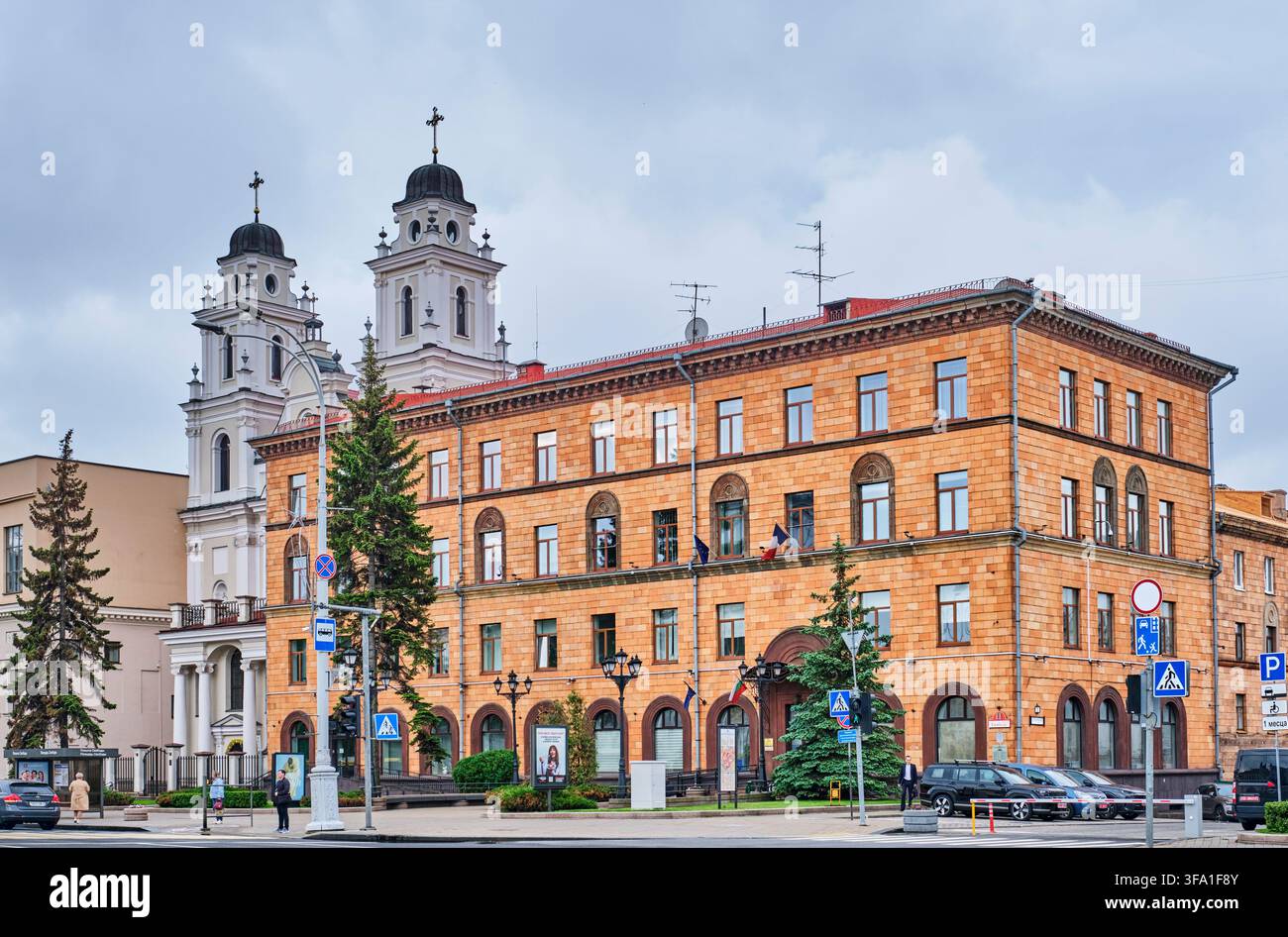 Edificio dell'ambasciata e cattedrale cattolica del Nome di Maria nella città alta di Minsk, Bielorussia Foto Stock