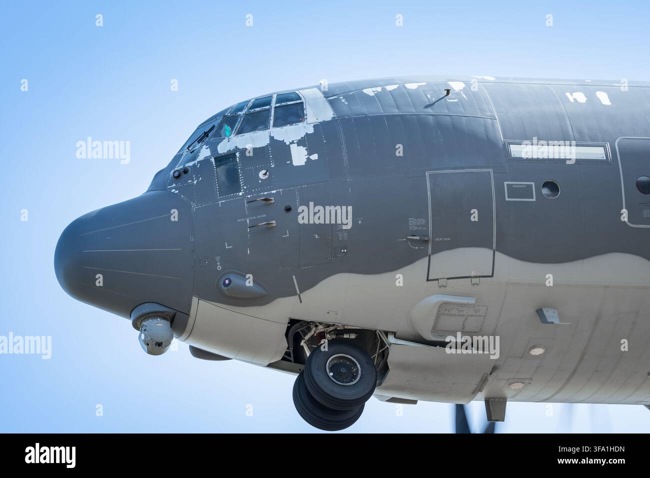 Il Lockheed C-130 Hercules della United States Air Force mostra le sue cicatrici da battaglia mentre atterra alla RAF Valley ad Anglesey Foto Stock