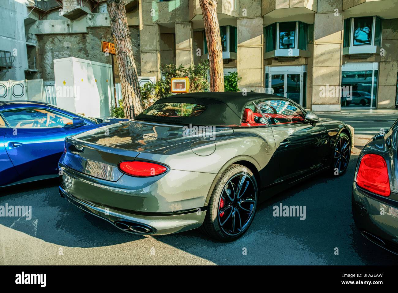 Auto decappottabile grigia di lusso e altre auto sull'argine del porto Hercule a Monaco in un'estate fantastica sulla Costa Azzurra Foto Stock