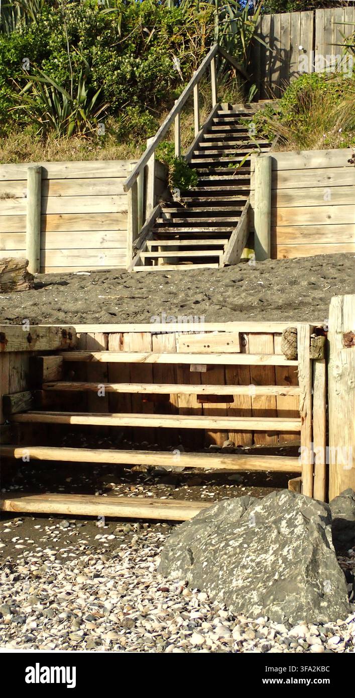 Due strati di gradini ben costruiti portano alla spiaggia Foto Stock