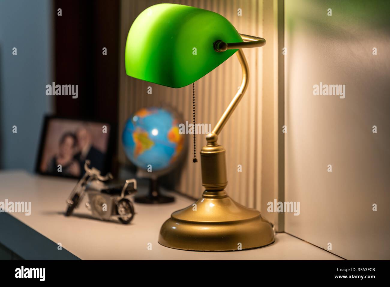 Classica lampada da banchiere verde sulla scrivania dell'ufficio domestico Foto Stock