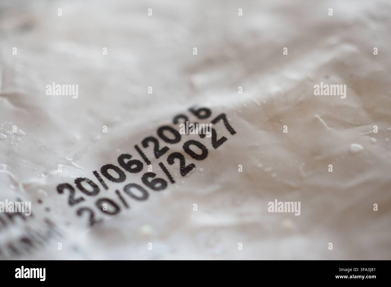 Data di scadenza stampata su un pezzo di carta in primo piano Foto Stock