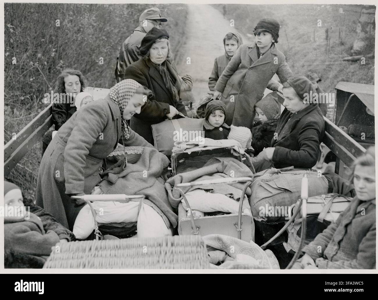 Eichsfeld, Turingia, fuga dal territorio degli Alleati occidentali a quello occupato dai russi, fine della guerra, Seconda Guerra Mondiale, un gruppo di persone e bambini su un Foto Stock