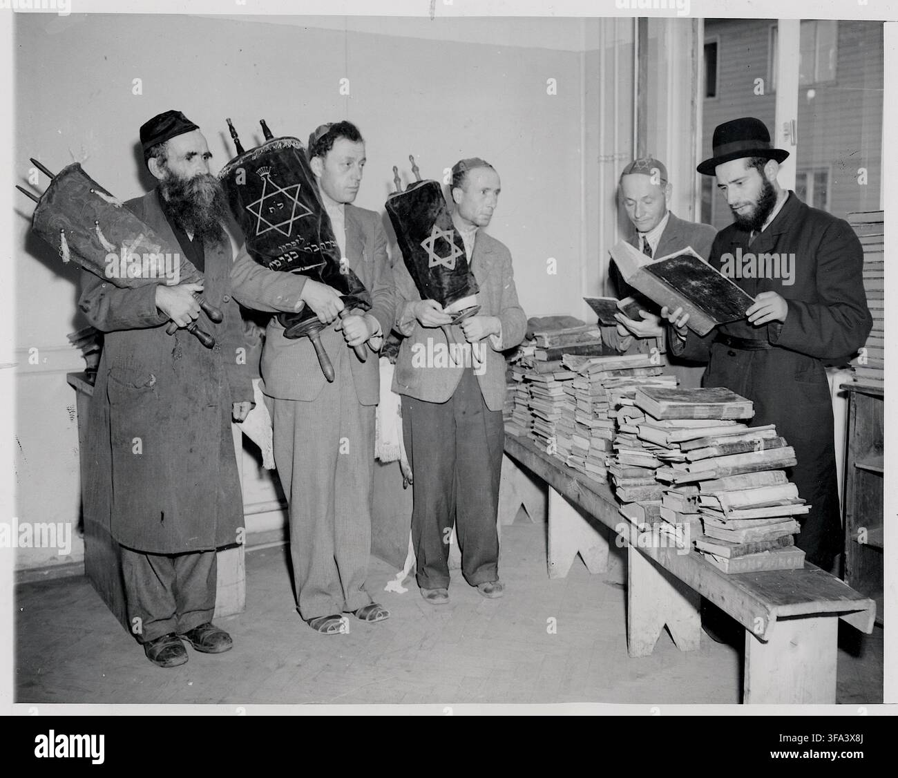 Ebrei, profughi, Berlin Dueppel, campi per profughi, rotoli della Torah scavati a Berlino, libri ebraici, fine della guerra, diversi uomini studiano o recitano la Torah Foto Stock