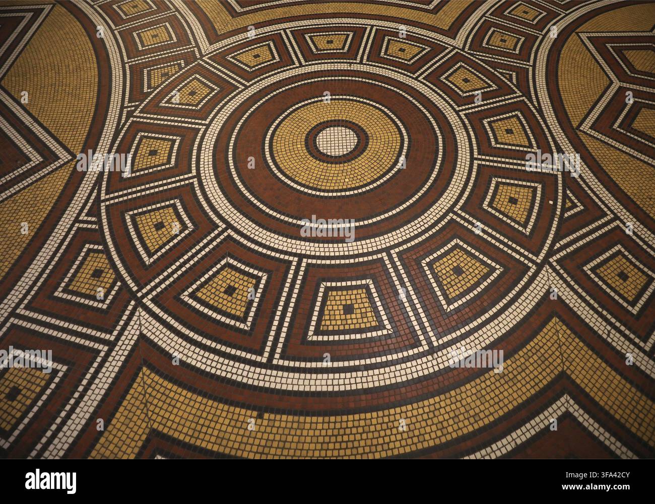 Pavimento a mosaico composto da piccole piastrelle quadrate colorate con motivo astratto Foto Stock