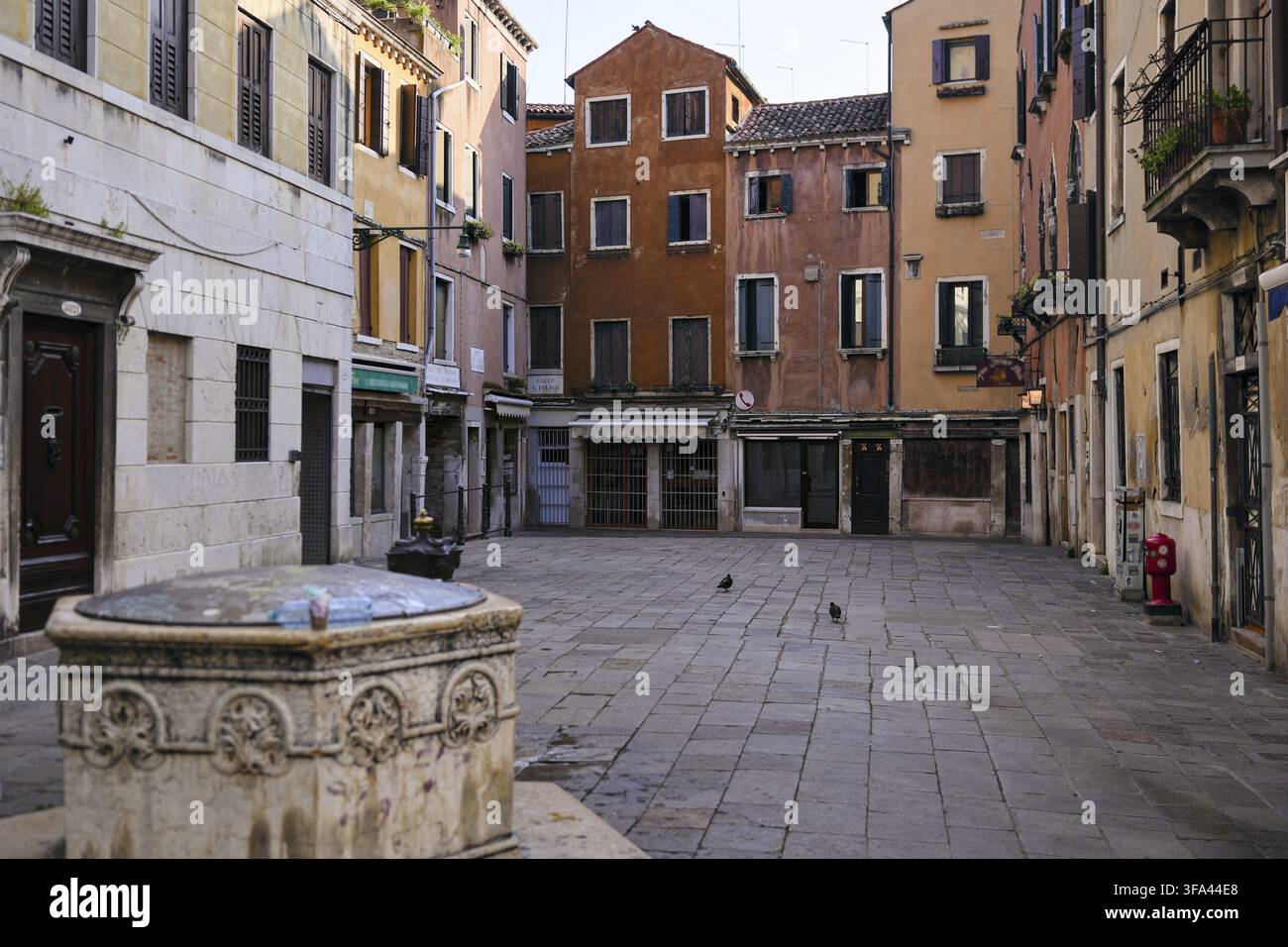 Cortile italiano vuoto con edifici antichi Foto Stock