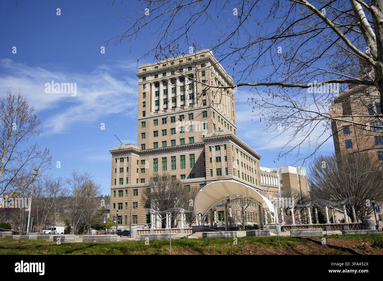 Edificio del tribunale della contea di Buncombe ad Asheville, North Carolina, sotto un cielo blu Foto Stock