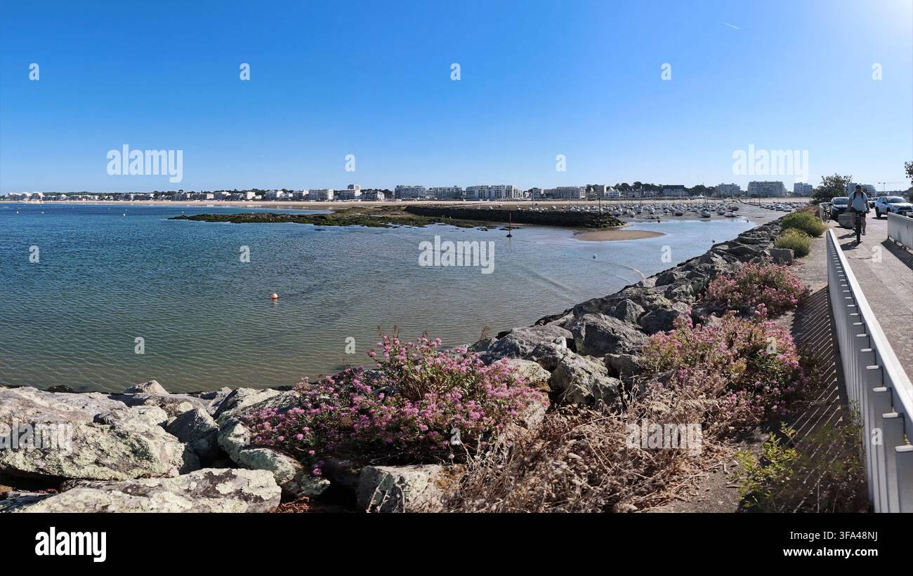 Vista panoramica del mare nella città di Pornichet in Bretagna, Francia, con le sue case, spiagge, porto e il mare Foto Stock