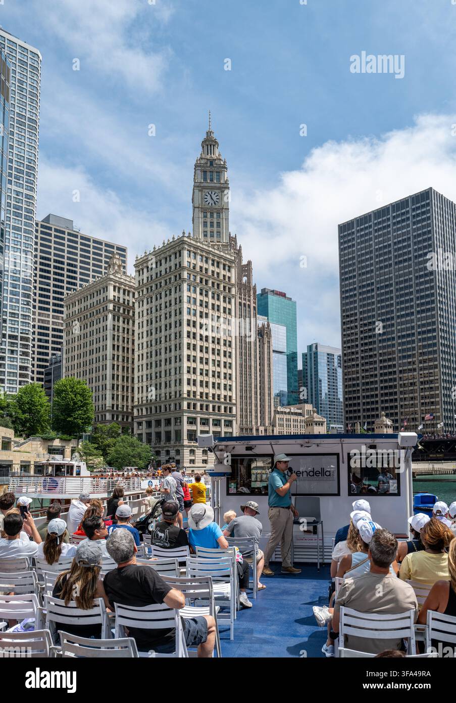 Passeggeri durante un tour architettonico in barca Wendella sul fiume Chicago con l'edificio Wrigley e il Tribune Tower sullo sfondo. Foto Stock