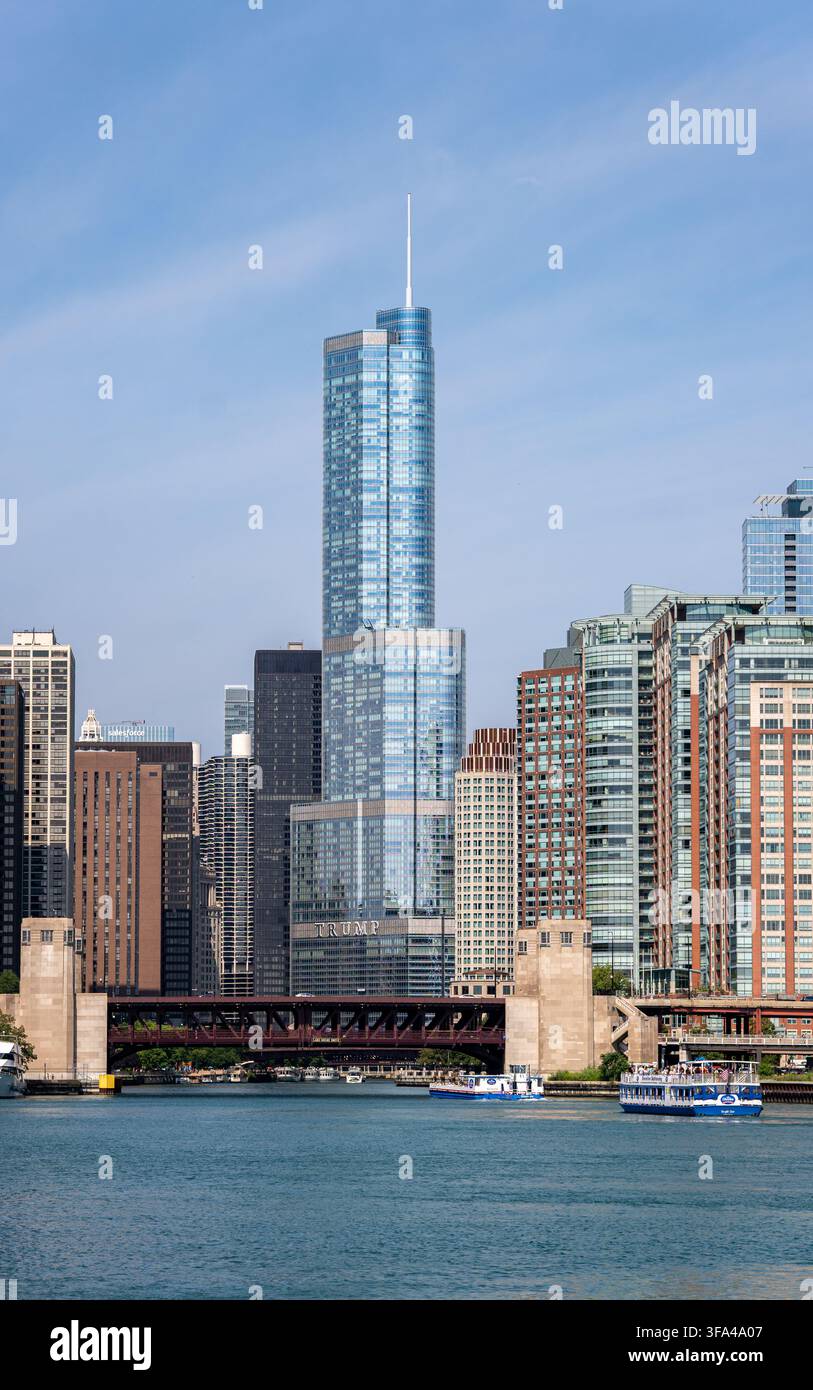 Il grattacielo Trump International Hotel and Tower si erge sul fiume Chicago con barche da turismo. Foto Stock