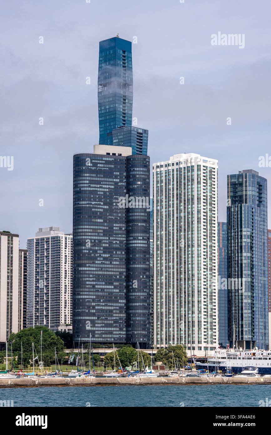 Il grattacielo superalto St. Regis Chicago progettato da Jeanne Gang si erge dietro la storica Lake Point Tower lungo lo skyline della città di Chicago. Foto Stock