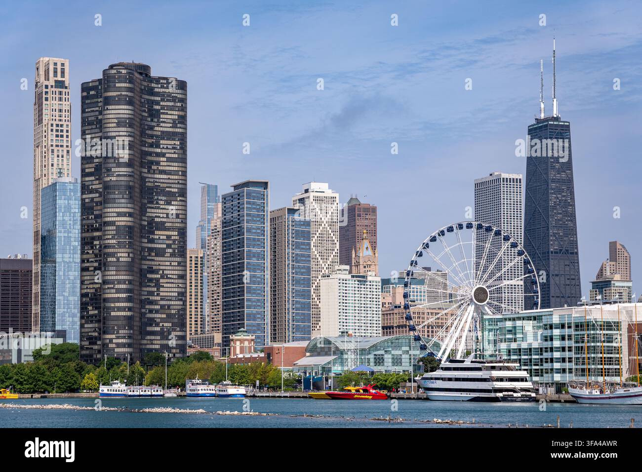 Grande ruota centenaria al Navy Pier incorniciata dalla Lake Point Tower e dall'875 North Michigan Avenue lungo lo skyline del lungomare di Chicago. Foto Stock
