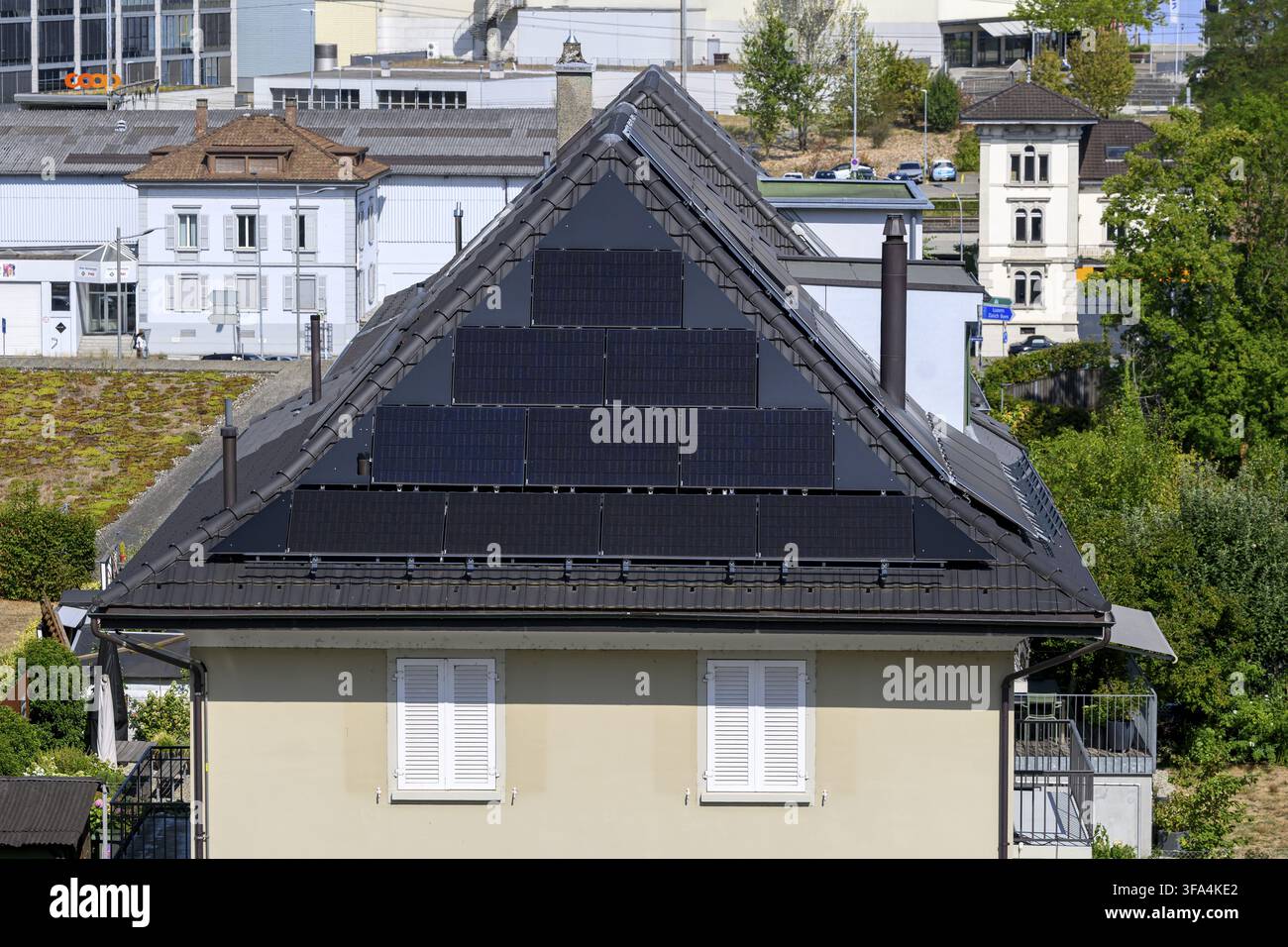Edificio residenziale con sistema fotovoltaico, Olten, Svizzera Foto Stock