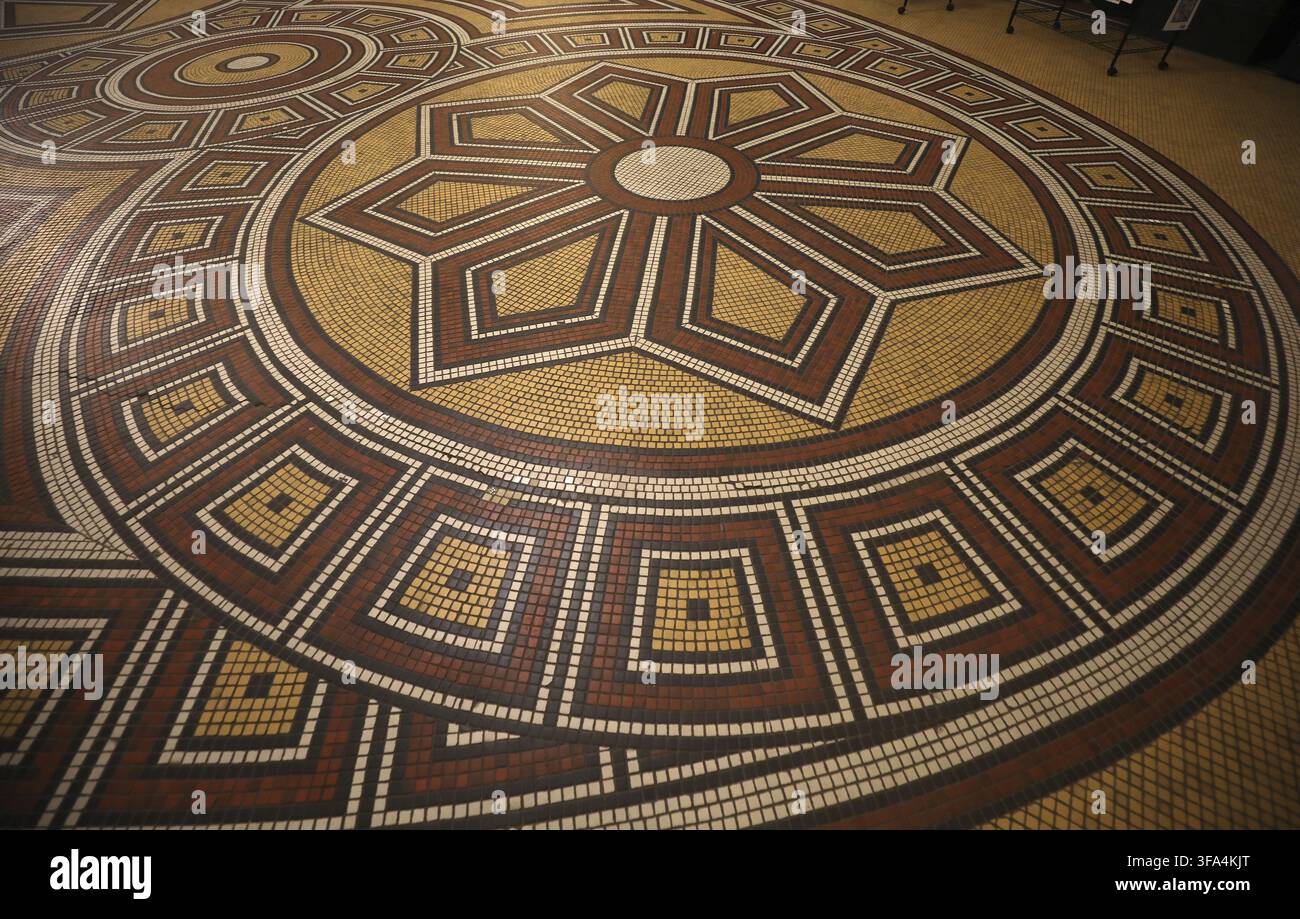 Pavimento a mosaico composto da piccole piastrelle quadrate colorate con motivo astratto Foto Stock