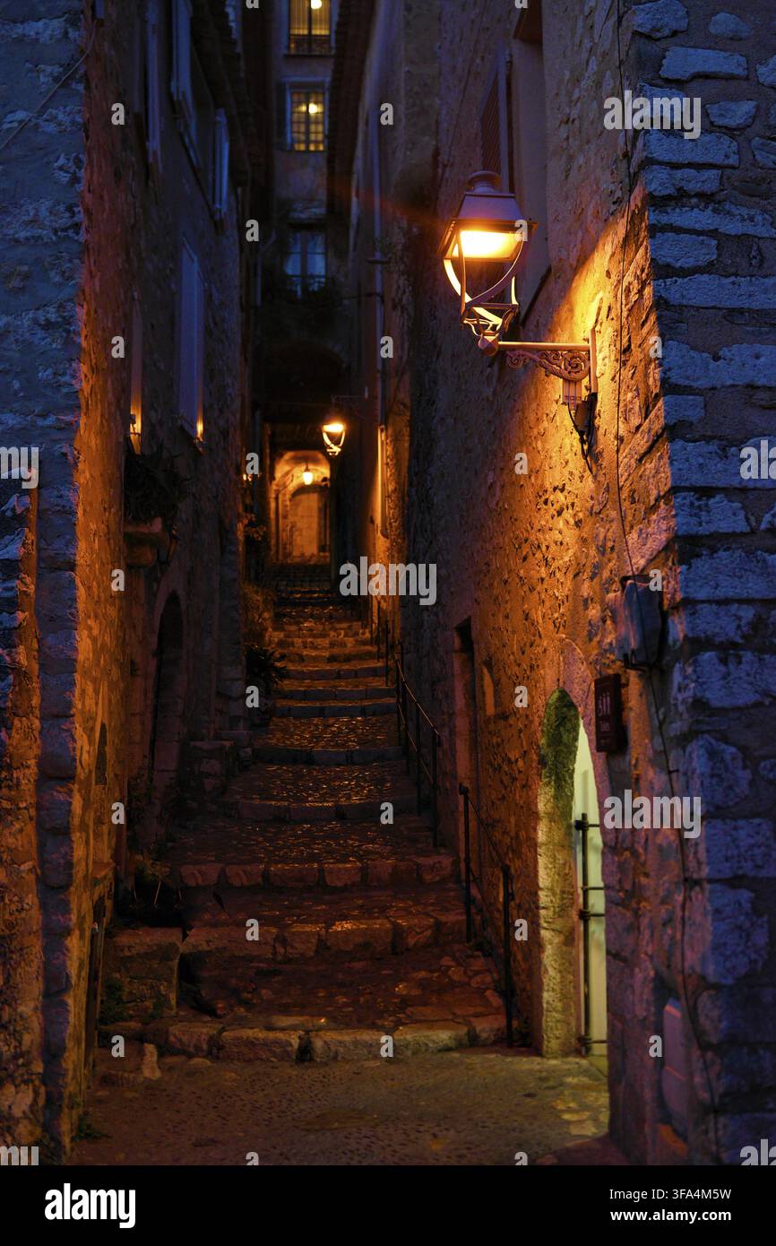 Scalinata in pietra di notte Viale Saint Paul de Vence Francia Foto Stock