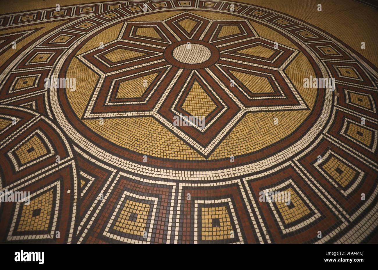 Pavimento a mosaico composto da piccole piastrelle quadrate colorate con motivo astratto Foto Stock