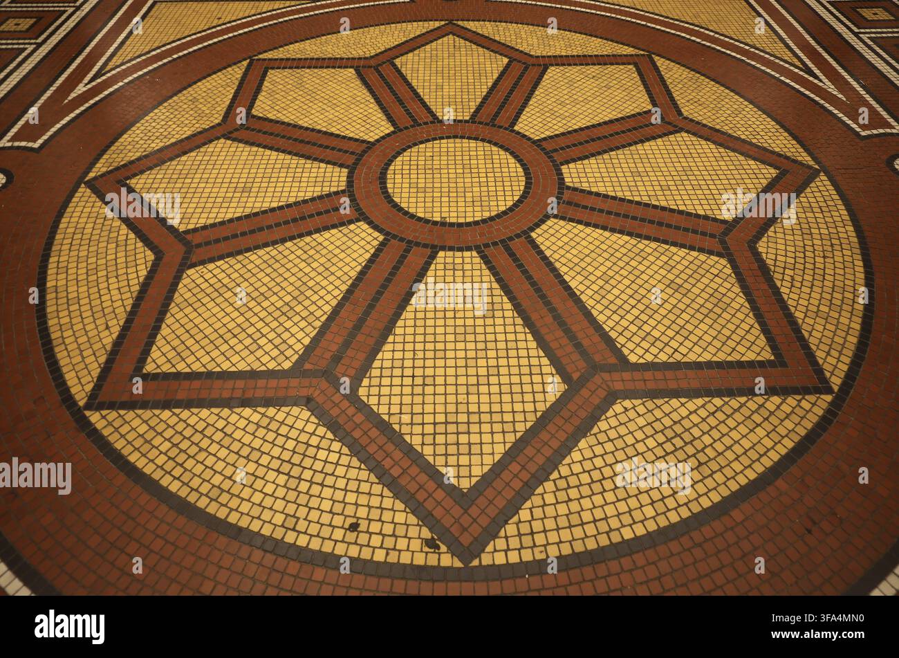 Pavimento a mosaico composto da piccole piastrelle quadrate colorate con motivo astratto Foto Stock