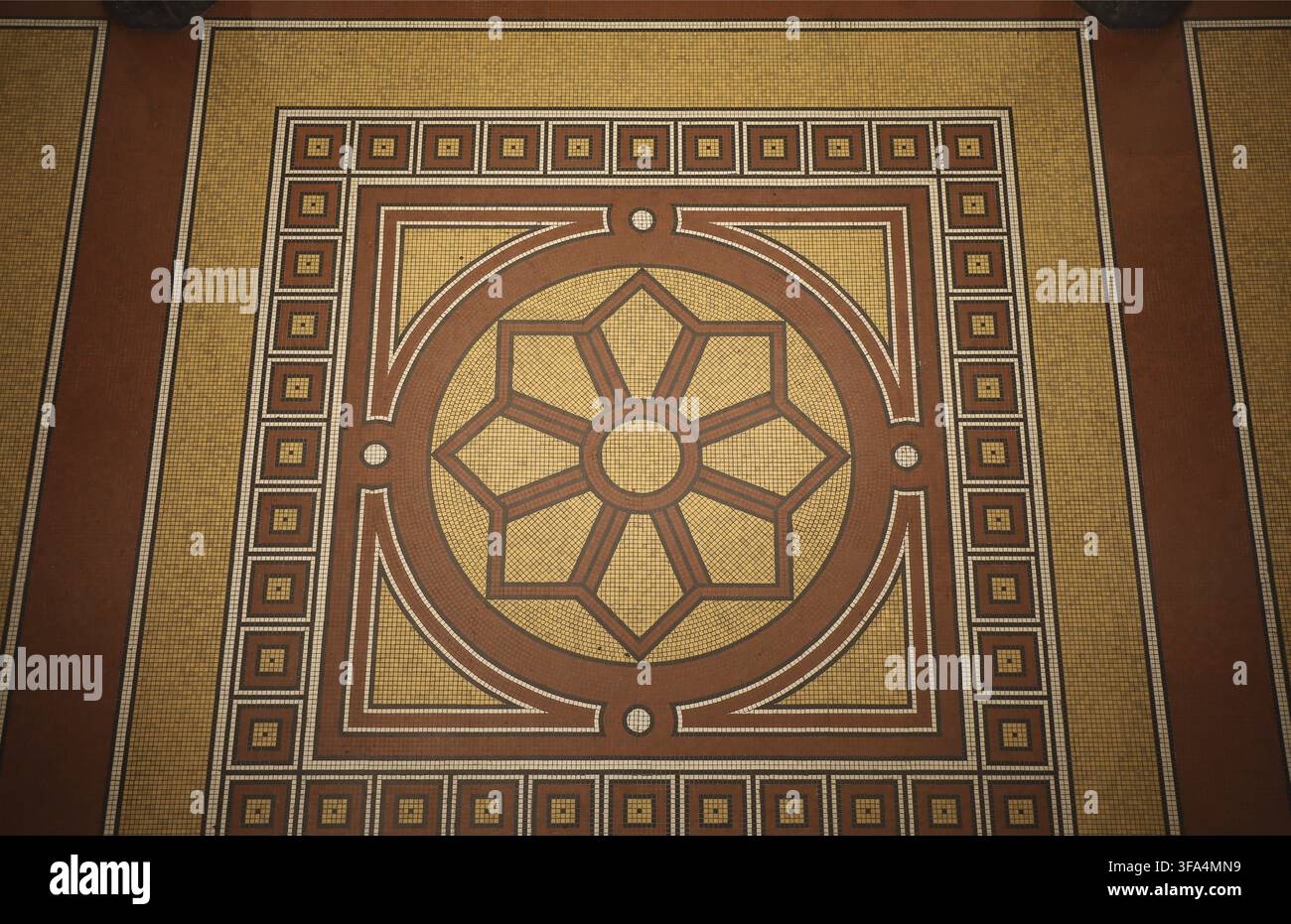 Pavimento a mosaico composto da piccole piastrelle quadrate colorate con motivo astratto Foto Stock