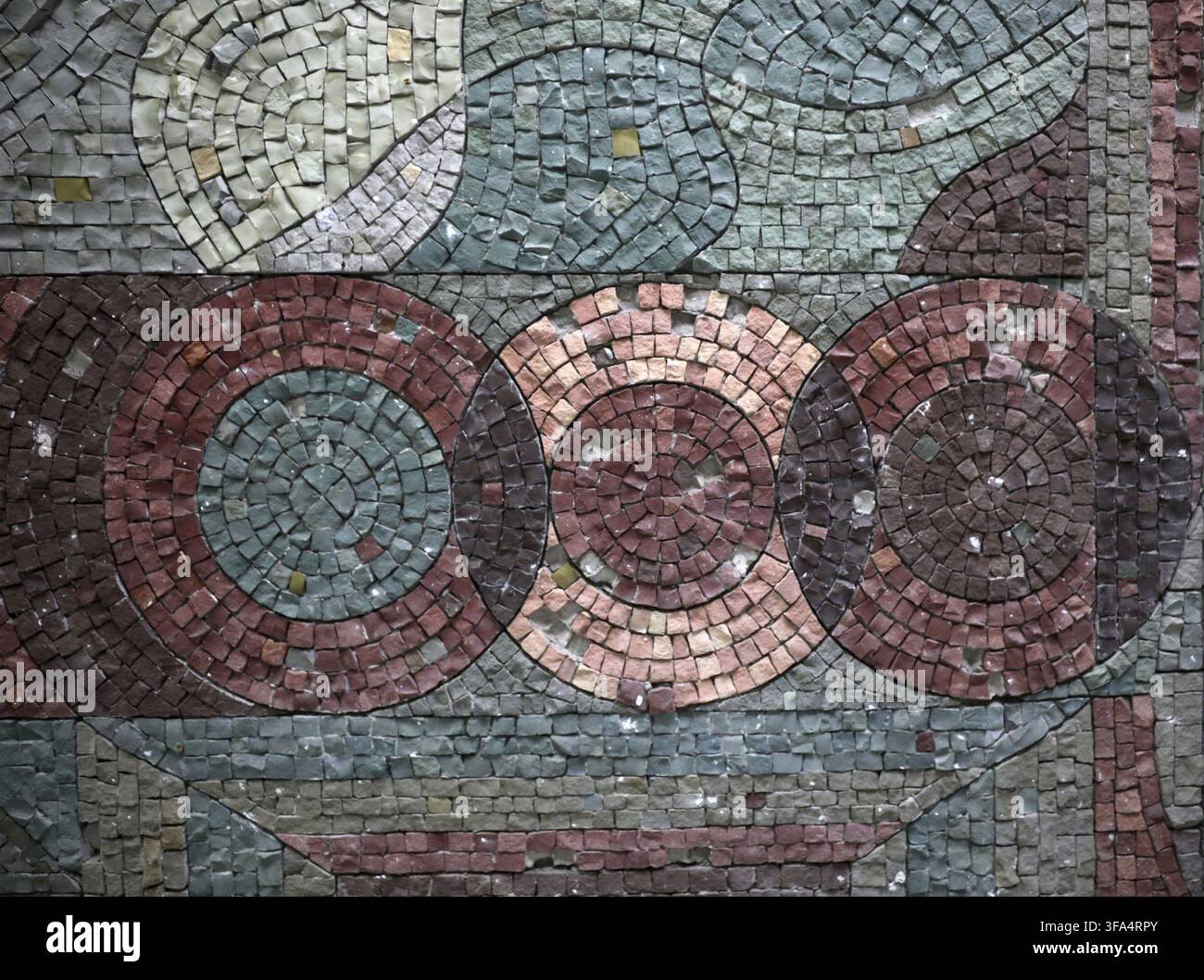 Pavimento a mosaico composto da piccole piastrelle quadrate colorate con motivo astratto Foto Stock