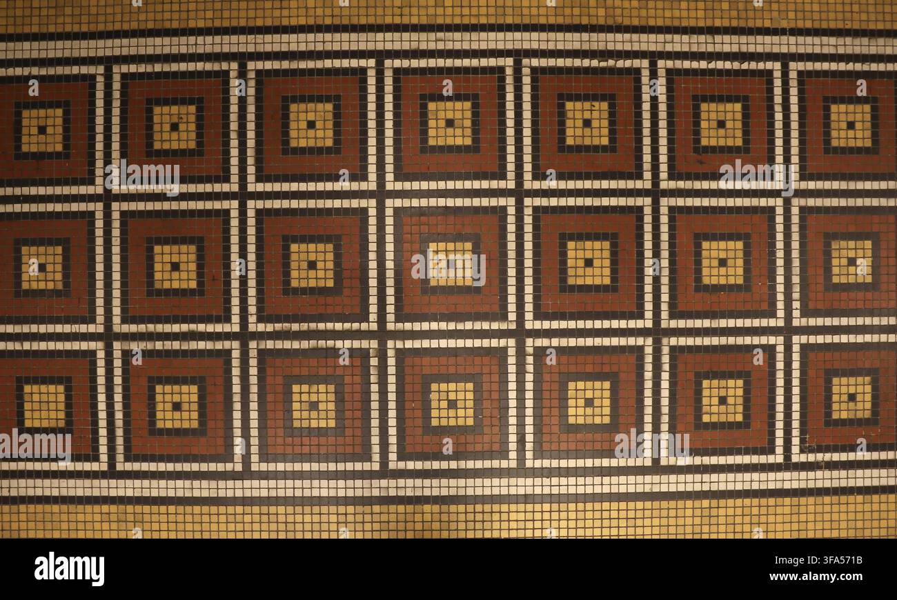 Pavimento a mosaico composto da piccole piastrelle quadrate colorate con motivo astratto Foto Stock