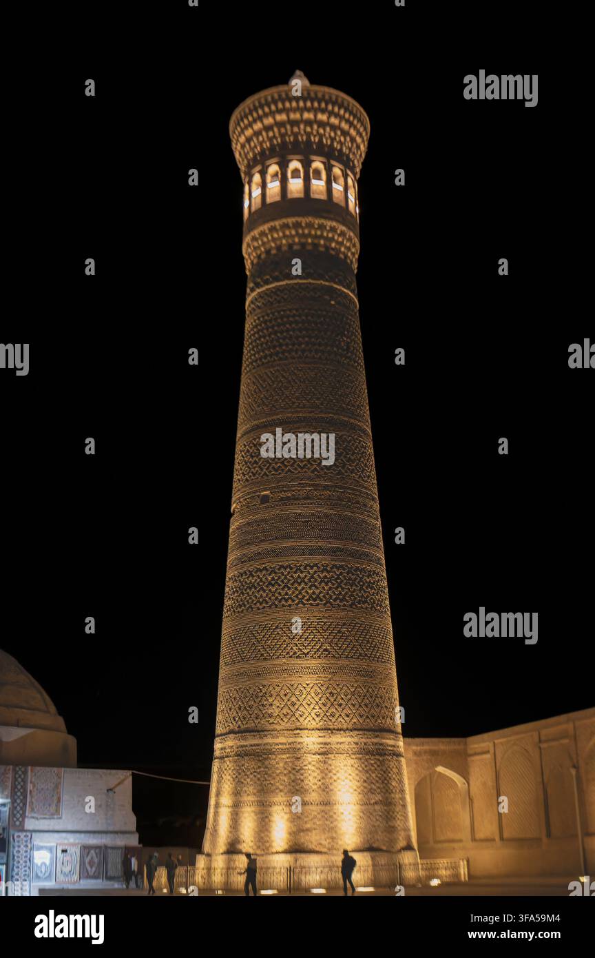 Il minareto Kalyan (minareto Kalon), un monumento straordinario e iconico situato all'interno del complesso Po-i-Kalyan a Bukhara, Uzbekistan, Asia centrale. Foto Stock