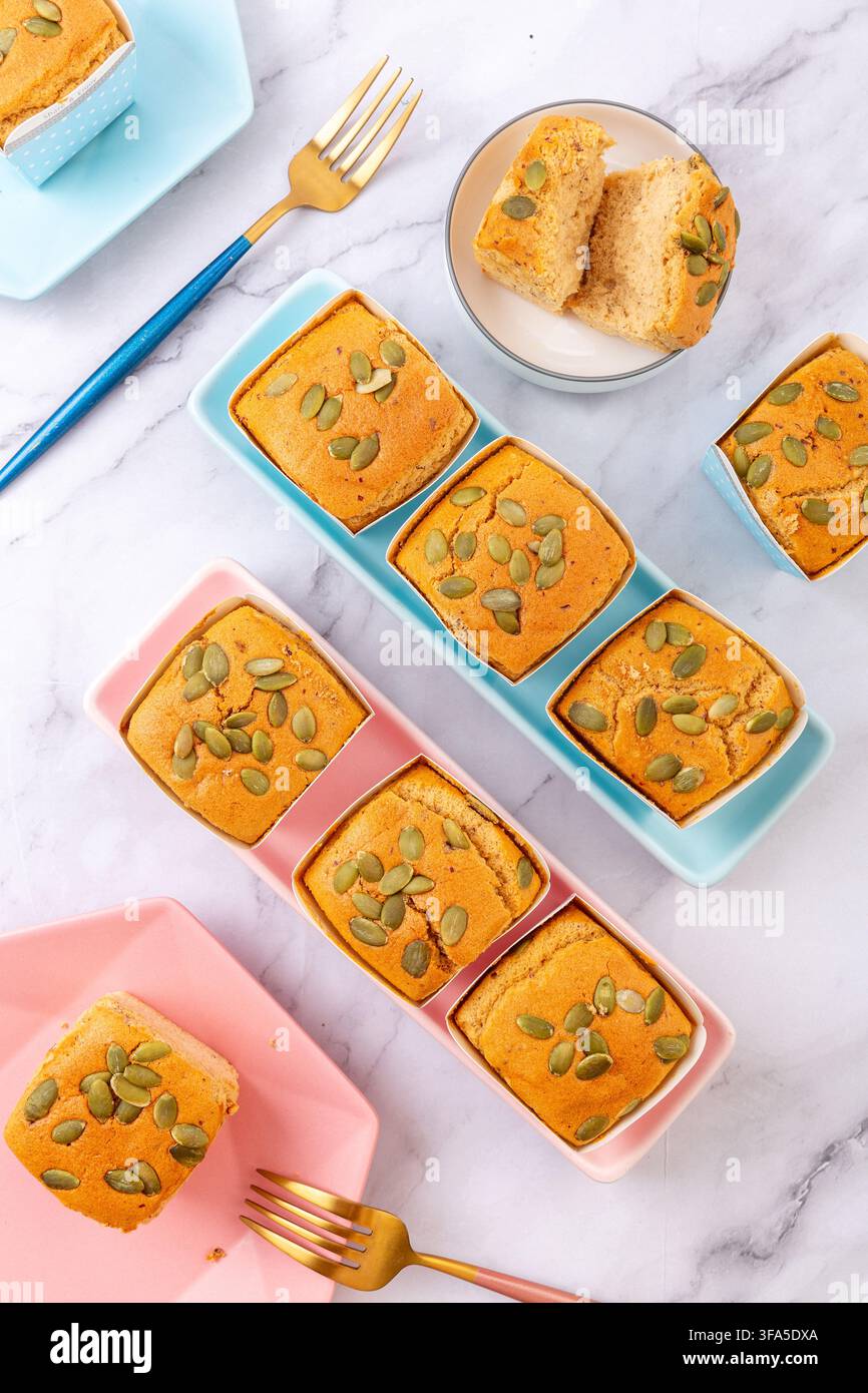 Cupcake alle datteri ricoperti di semi di zucca Foto Stock
