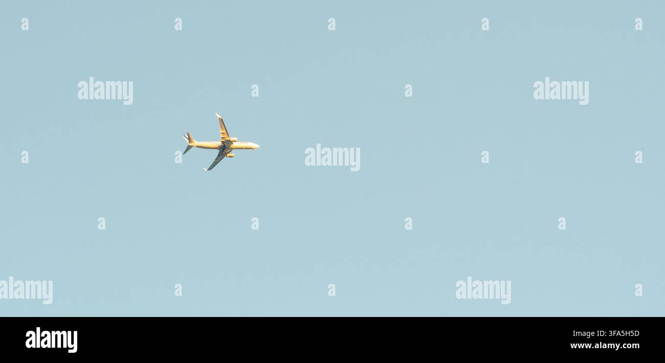 L'aereo passeggeri vola lontano. Foto Stock