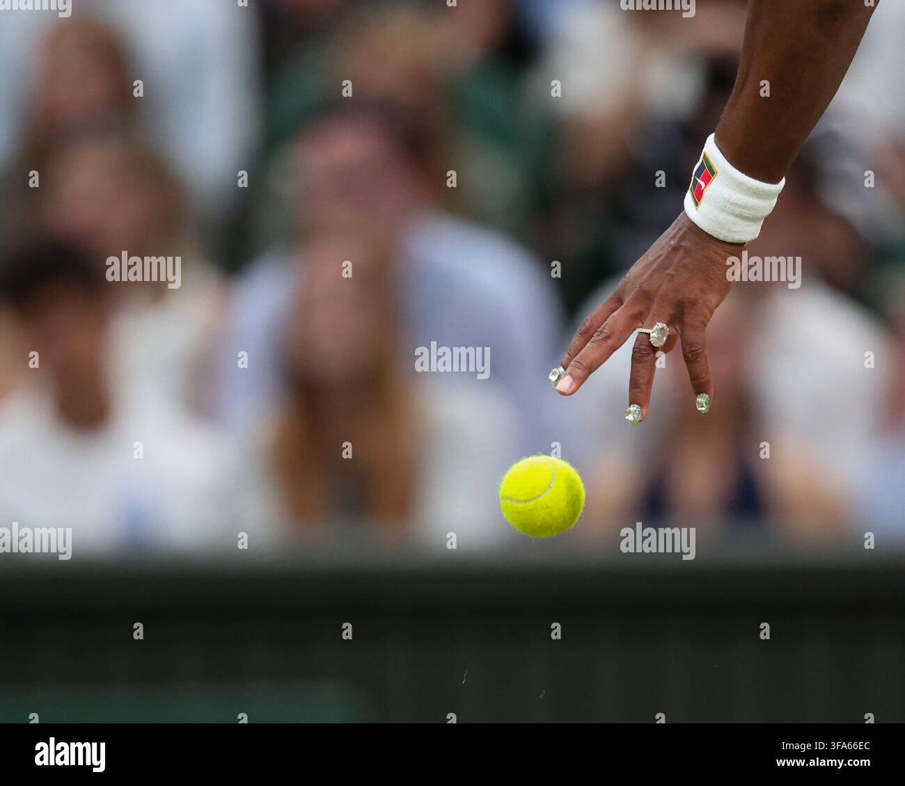 Tennista americana Serena Williams con manicure tempestata di gioielli a Wimbledon, Londra, Gran Bretagna. Foto Stock