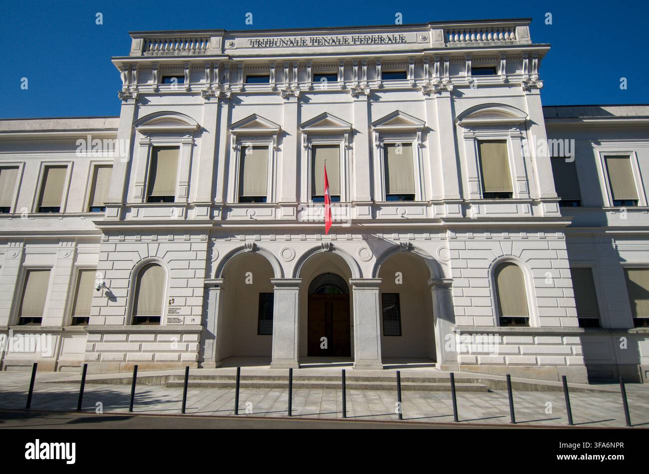 Bellinzona, Ticino, Svizzera – 3 luglio 2026: Ampia vista simmetrica della facciata del Tribunale Penale Federale di Bellinzona, con la Svizz Foto Stock