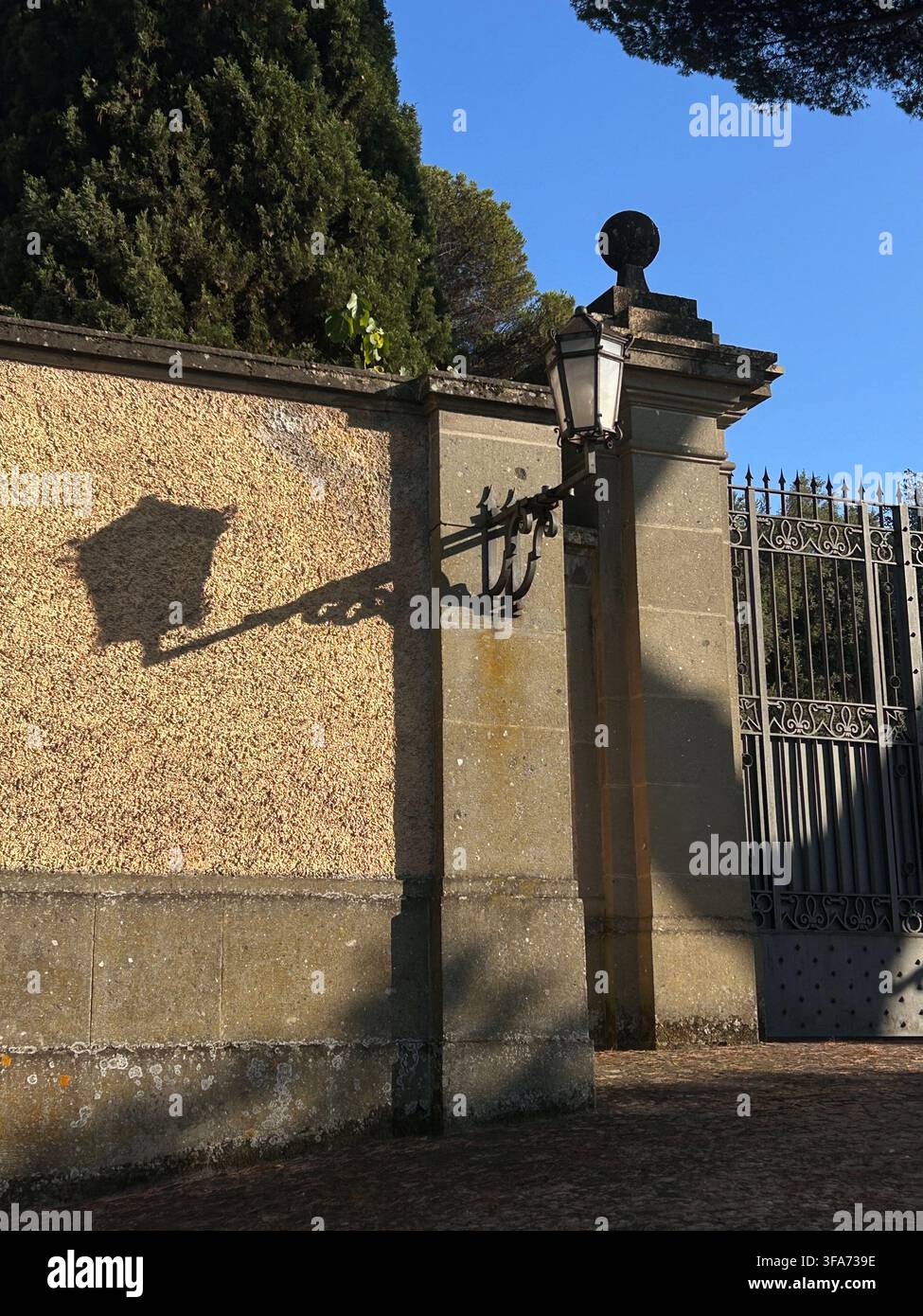 Lampada da strada ornata e cancello di ferro, Castel Gandolfo, Italia - Immagine stock catturata con smartphone