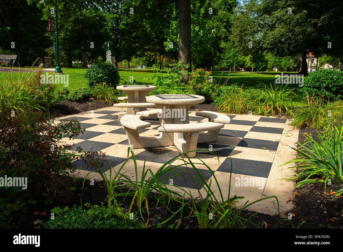 Tavoli da scacchi all'aperto posizionati nei giardini paesaggistici del Reeves Park a Phoenixville, Pennsylvania, USA. Foto Stock