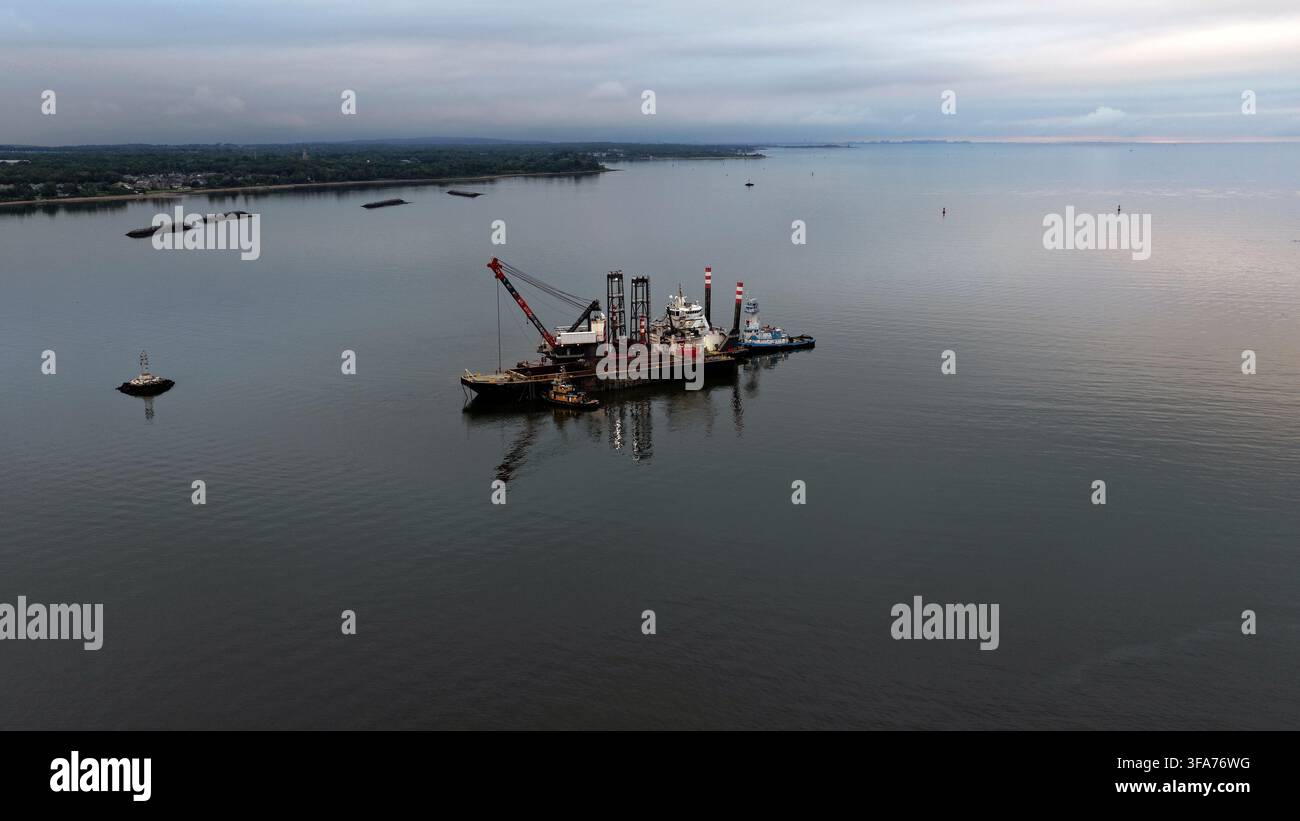 Ampia veduta aerea delle operazioni di dragaggio nella baia di Raritan, New Jersey Foto Stock