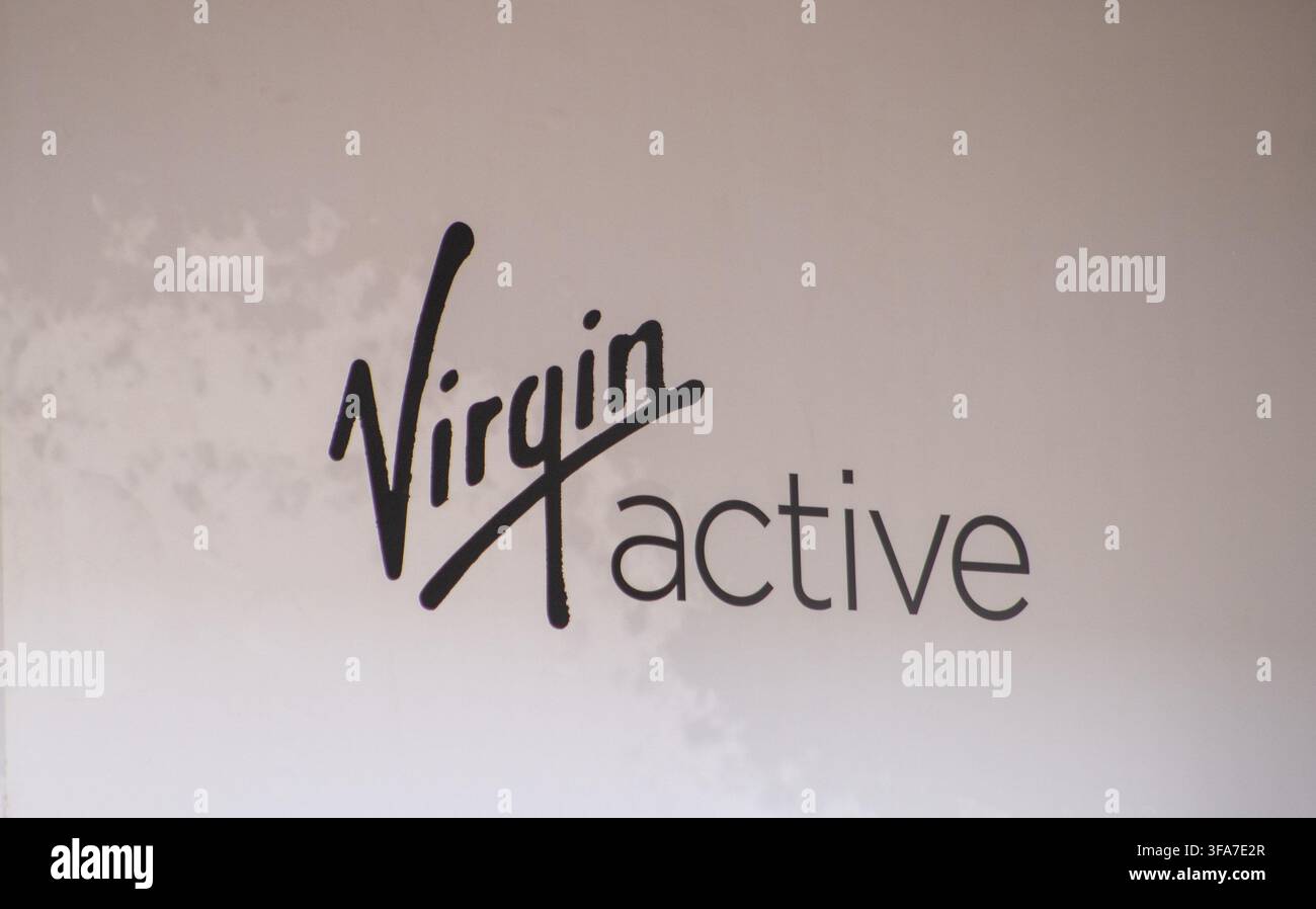 Insegna Virgin Active Black Logo su una facciata di vetri a Milano, Italia - 24 giugno 2026 Foto Stock