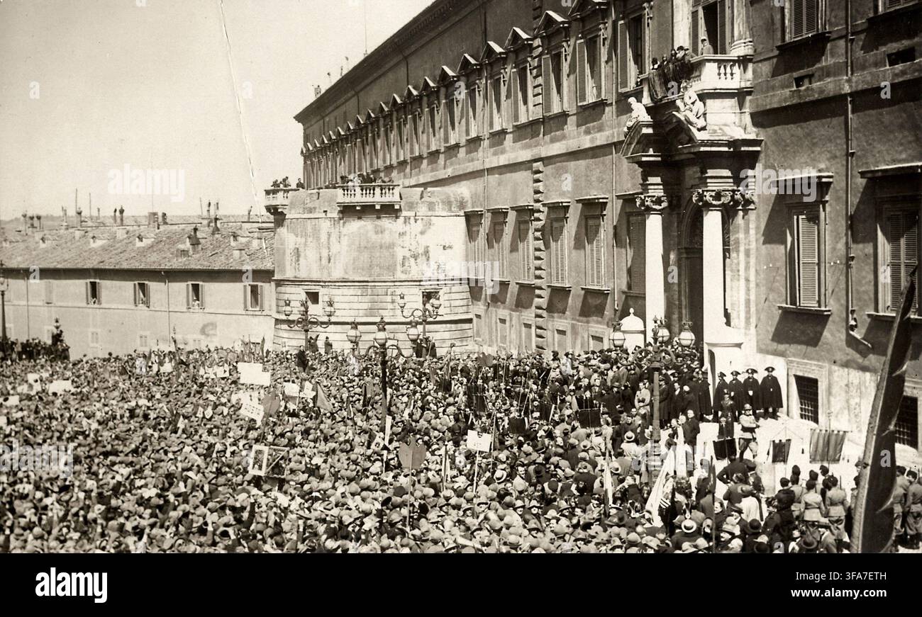 "Circa 25.000 truppe alpine che rendono omaggio a re Vittorio Emanuele III e alla famiglia reale italiana al Palazzo Reale di Roma, Italia, nel 1929. La grande riunione cerimoniale riflette lo stretto legame tra la monarchia italiana, l'esercito e lo stato fascista alla fine degli anni '20."} Foto Stock
