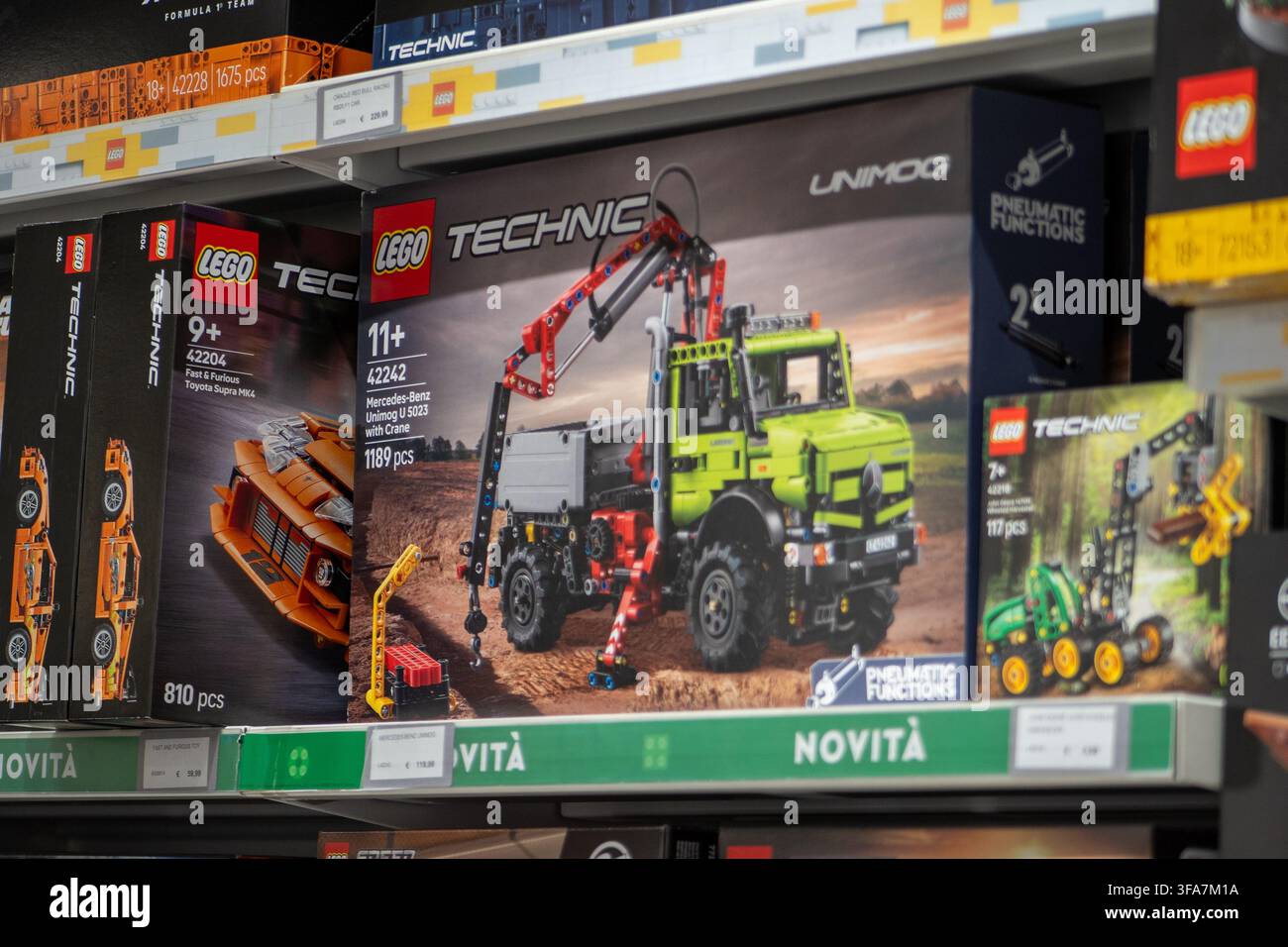 LEGO Technic Mercedes-Benz Unimog U 5023 Camion con Gru Set di Mattoncini Scatola su Scaffale di Vendita al Dettaglio. Milano, Italia - 24 giugno 2026 Foto Stock