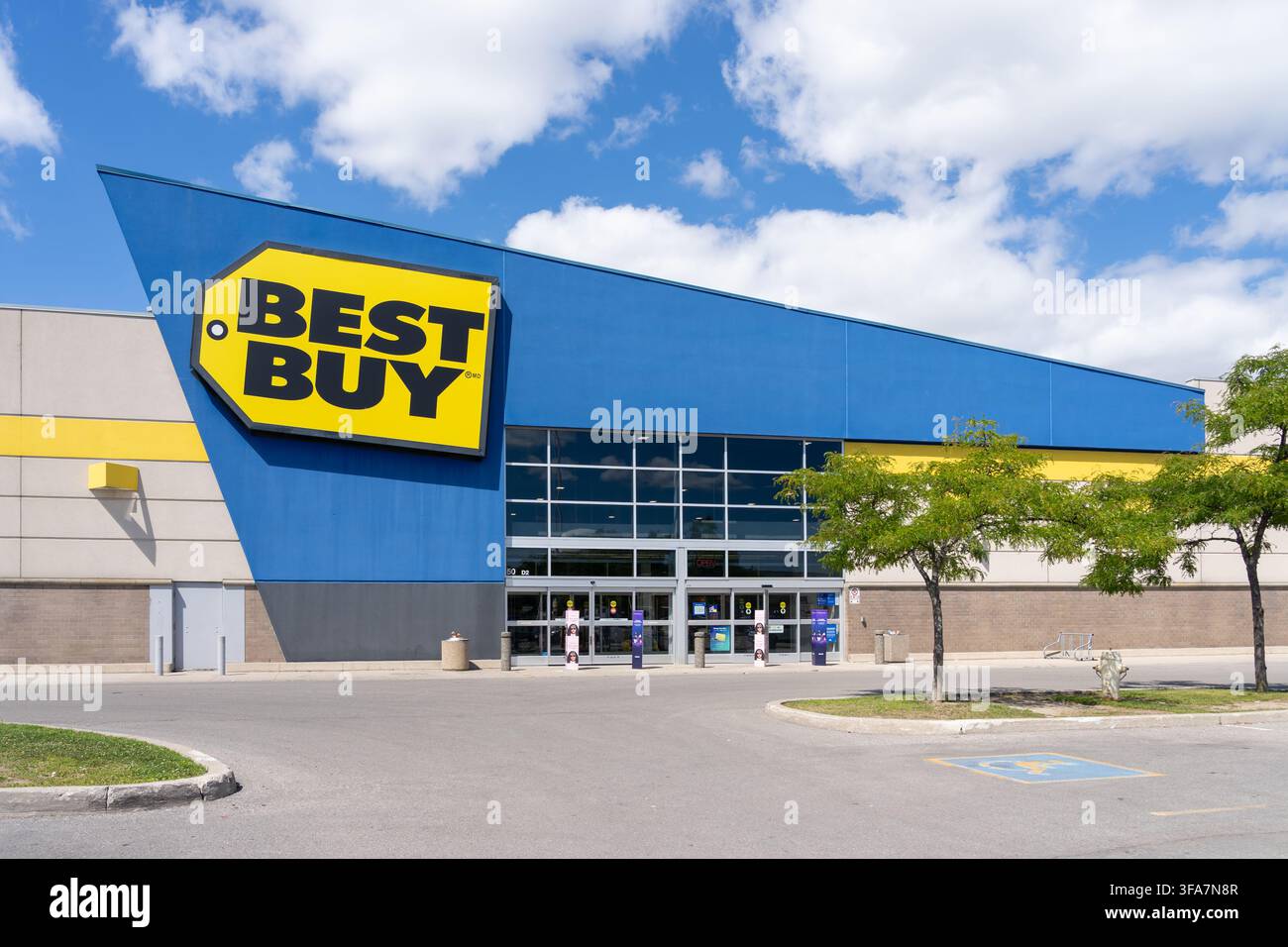 La facciata esterna di un negozio al dettaglio di elettronica di consumo Best Buy a Toronto, ON, Canada. Foto Stock